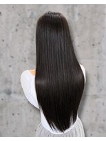 カットワークススリックバイフェローズ(CUT WORKS SLICK by fellows)&nbsp;パサつきを抑えてまとまる艶ロングストレート