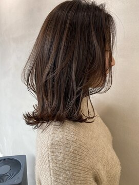 リジー(Litzy) ”こなれミディレイヤー　大人可愛い”【椎葉】