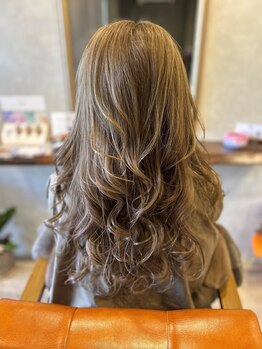 ヴィアス(VIAS)の写真/ありのままを美しく。白髪を活かす大人カラー