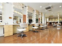 ユニックス 赤羽店(UNIX)の雰囲気（自然光が入る明るい店内は、広々としてリラックスできる空間です）