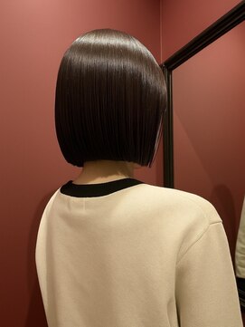 ラシェンテ 旧居留地(La Sente) ラインが際立つストレートボブ