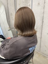 ウリ 横浜(uli) くびれシルエット×外ハネミディアム