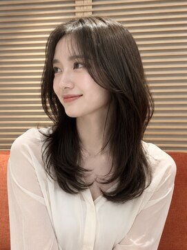 オアシスアヴェダ ザ・ペニンシュラ東京(OASIS AVEDA) 大人セミロングレイヤー・前髪カット・艶髪・グレージュ30代