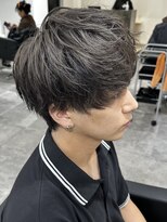 ヒュイル バイ ニアウ(Hwyl by Niau) メンズマッシュパーマニュアンスパーマスパイラルパーマ刈り上げ