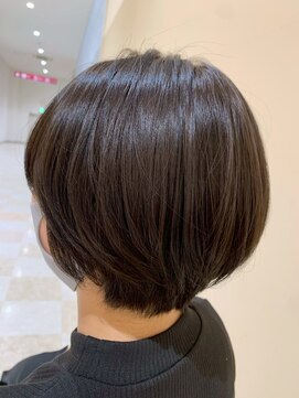 顔周りカット丸みショートモテ髪抜け感束感ショート