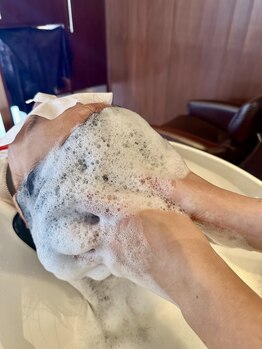 タクミルーツ TAKUMI ROOTSの写真/シャンプー時、特別仕様のマイクロバブルを使用！髪と頭皮ををスッキリ整えてくれます！