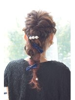 ヘアアンドメイク ムーア(Muuua)&nbsp;デザインカラーを生かしたダウンヘアアレンジ