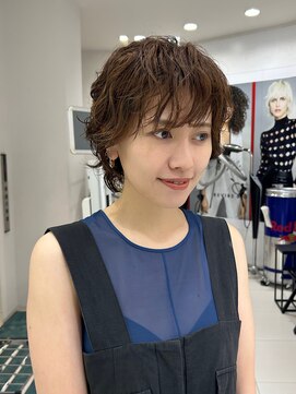 トニーアンドガイ 原宿店(TONI & GUY) 前髪あり　くせ毛活かしウルフショート　グレーベージュ