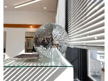 カルテ(QUARTE)の雰囲気(▽晴のひは四季折々の斜陽とミラーボールでドット柄の店内)