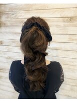 パシャ(Pasha) ウェーブ大きめポニーテール