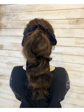 パシャ(Pasha) ウェーブ大きめポニーテール