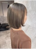 シークレットハイライトで自然に明るく柔らかベージュの上品ボブ