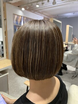 ワンデイ 表参道(oneday) ショートボブ×白髪ぼかしハイライト