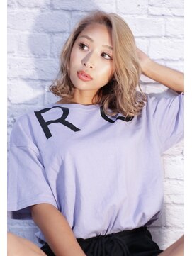 リヒト ヘアワークス(Licht HairWorks) ハイトーンミルクティーベージュ×切りっぱなしボブ