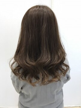 クアトログランシュ ひたちなか店(QUATRO×GranCieux) グレージュカラースタイルは