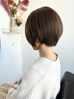 フルリール バイ シェリー(FLEURIR by cherie)の写真/女性らしさ、シルエットの美しいショートヘアの魅力を引き出す♪新しいスタイルで抜け感をプラス"