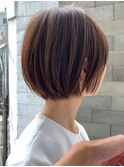 大人かわいい美髪ホワイトグレージュ ネビージュショートボブ