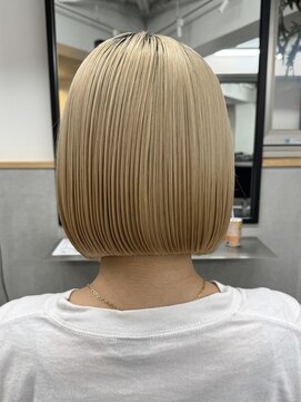 ラフ 新宿(Laff) 新宿ハイトーンカラー切りっぱなしボブミルクティーベージュ