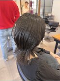 個性を感じるミディアムウルフスタイル！