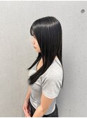 暗髪でも重く見えない!軽やかなストレートヘア