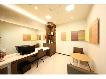 レディースアートネイチャー グランサロン銀座の写真/【40代・50代からの髪悩み専門店】大人の髪悩みを魅力に変える技術と知識を極めた、大人女性のためのサロン