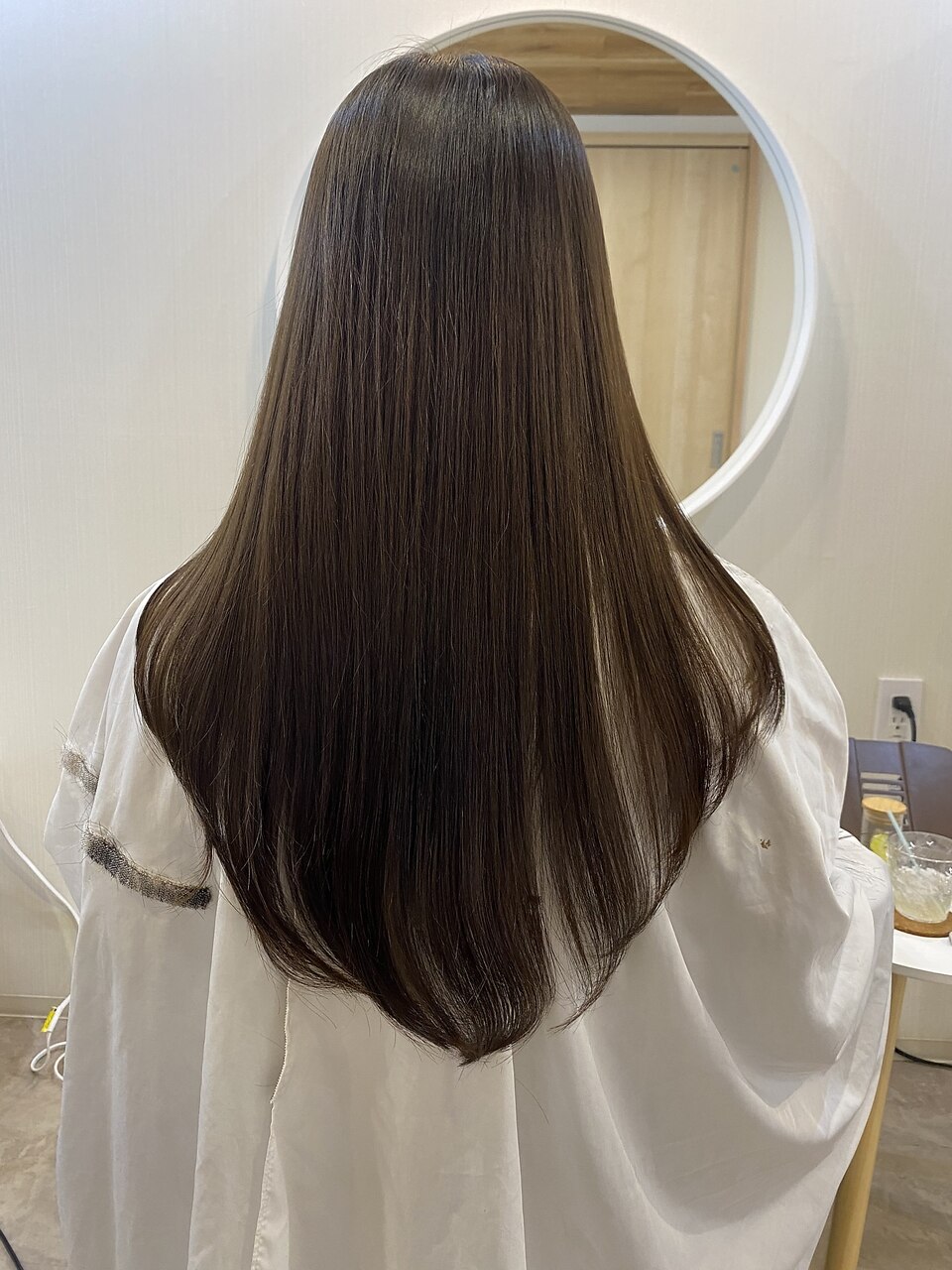 後ろからのシルエットがキレイなロングレイヤースタイル