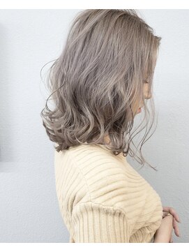 くすみベージュ×ゆるウェーブミディアム