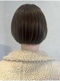 オリーブベージュのショートボブスタイル