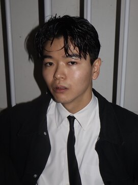 ポピンズ(poppins) 刈り上げ センター分けスタイル