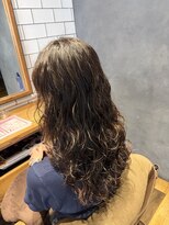 サンカリ SANKARI 船木店&nbsp;抜け感×ラフウェーブでつくる大人パーマ