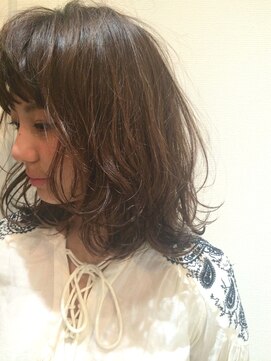 アンバースデー(UNBIRTHDAY) ミディアム/エアリーカール/アッシュベージュ/イルミナカラー