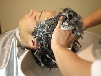 メンズヘア ササキ(sasaki)の写真/頭皮ケアは男性の身だしなみ！頭皮を程よく刺激し相性バツグンのシャンプーで溜まった汚れをスッキリ☆