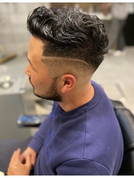 フランクスバーバー アンド ビアークラブ(FRANK'S BARBER and BEER CLUB) フェードカットサイドグラデーションランダムパーマ