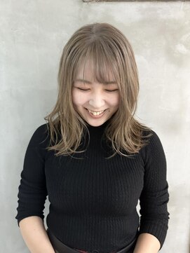 アタッカ(atacca) ミディアム・ブリーチ・ベージュ