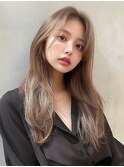 ロング　ミルクティーベージュ　顔周りレイヤー　センターパート