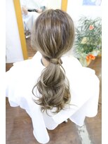 ラウレア(Laule'a)&nbsp;ポニーテールアレンジ☆イルミナカラーグレージュ