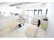 ヘアールームハッチ(Hair room Hacci)の雰囲気（足が伸ばせるシャンプー台だから、のびのびリラックス…♪）