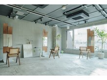 コヨミ バイ シキ(koyomi by SHIKI)の雰囲気（広々とした空間と柔らかな雰囲気。居心地の良さを。）