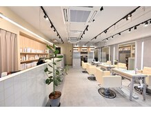 ジョイヘアー 府内店(JOIE hair)の雰囲気（ベージュを基調とした柔らかい店内です。）