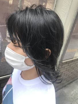 トレヴァーデルチザン(TREVOR DE'RTISAN) 外ハネスタイル×スモーキーブルーブラック