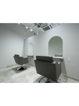 《押上エリア☆髪質改善個室サロン》白を基調とした清潔感溢れる店内。自分だけのサロンタイムを満喫♪