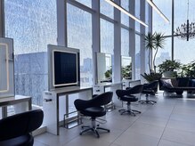 アルティファータ(artifata)の雰囲気（天井が高くて開放的、景色を眺めながらゆったりくつろげる空間）