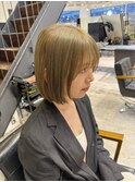 ミニボブ　切りっぱなしボブハイトーンベージュ　アースカラー