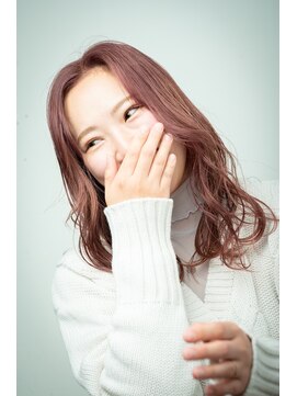 サロン ド シュシュ(salon du chouchou) ストロベリーカラーで彩ったパーマ風レイヤーに思わずキュン