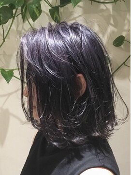 クツロギ(kuturogi) ストレートミディアムヘア