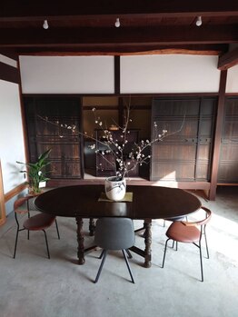 まいんどぶろーの写真/庭の草木に囲まれ、季節を感じられるお店。四季折々の景色を楽しみながら、髪も心もきれいに...。