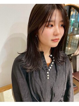 リーヴァ プラス(RIVA +) 小顔に見せる効果の高いレイヤー×外ハネの抜け感スタイル