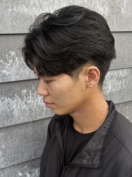 ヒュイル バイ ニアウ(Hwyl by Niau) MEN’S/リバースセンターパート/ニュアンスパーマ/伊勢崎