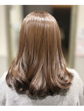 アンジー(Angee) 明るめオリーブカラーで透明感とツヤ感アップ