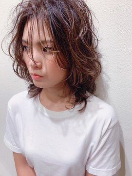 クマ(kuma.) ミディアムヘア/ゆるウェーブ/20代30代／ハイライト